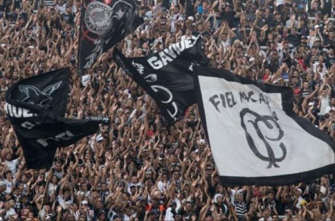 Diretor do Corinthians critica torcida: “Falando um monte de besteira”