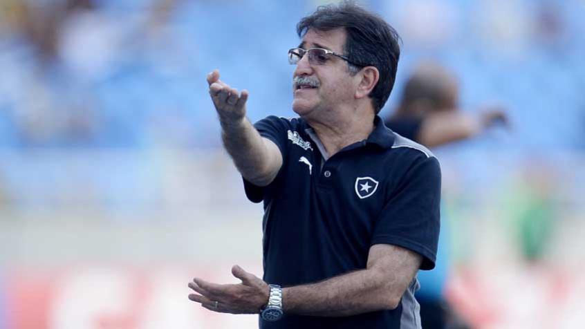 Ex-técnico de Botafogo cita que ‘amigos já bateram na mulher’ para defender retorno