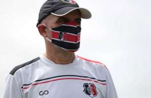 Técnico da Série C pede desculpas após ser flagrado jogando bola sem máscara