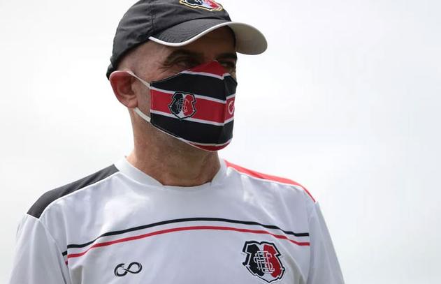 Técnico da Série C pede desculpas após ser flagrado jogando bola sem máscara