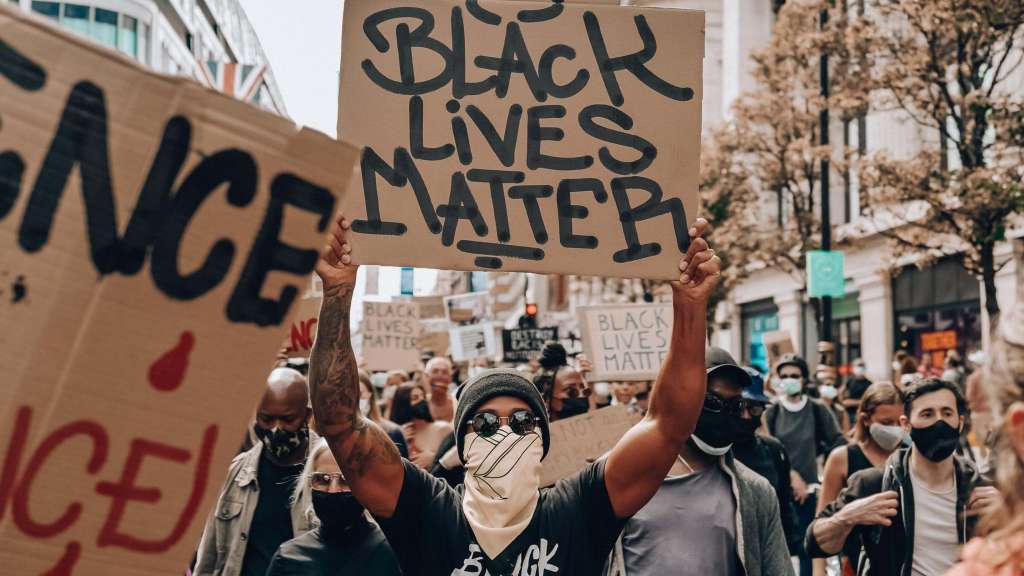 Lewis Hamilton em manifestação contra o racismo