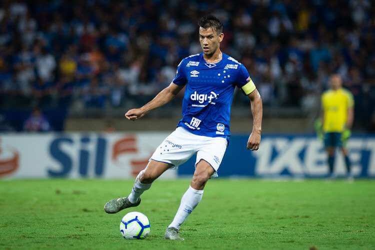 Volante do Cruzeiro recebe alta e se recupera em casa após sofrer acidente de carro