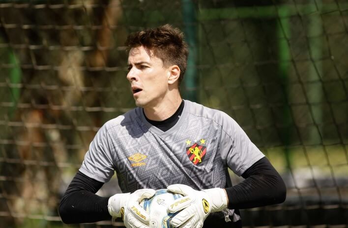 Goleiro de time do Brasileirão é afastado após caso suspeito de Covid-19 na família