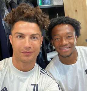 Cristiano Ronaldo divulga foto com novo penteado, imitando companheiro da Juventus