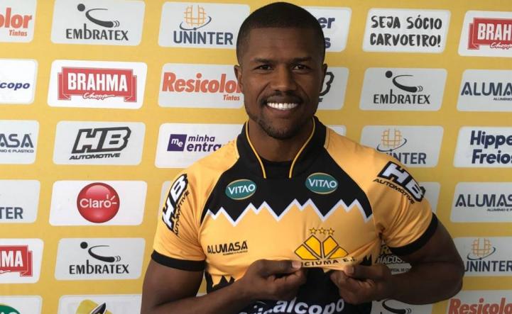 Lateral ganha ação de R$ 400 mil contra Atlético e revela oferta para deixar Criciúma