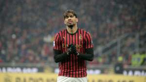 Meia do Milan nega ida ao São Paulo e se declara ao Flamengo