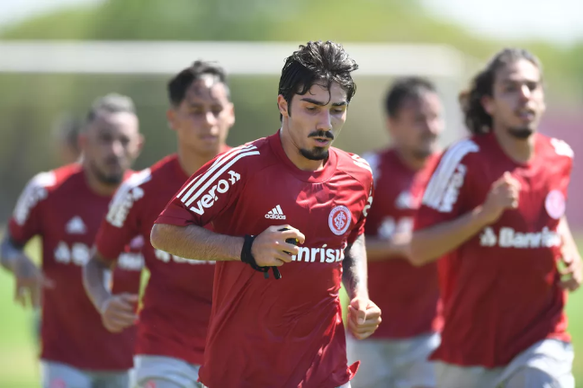 Jovem lateral recebe proposta dos Emirados Árabes, mas Internacional não se anima