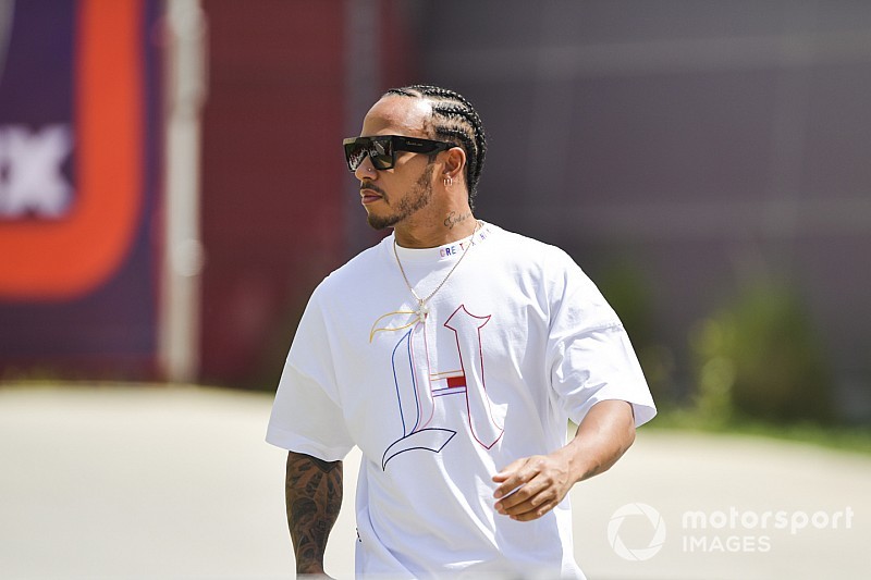 Pilotos da F-1 avaliam se vão se ajoelhar no domingo em protesto contra o racismo