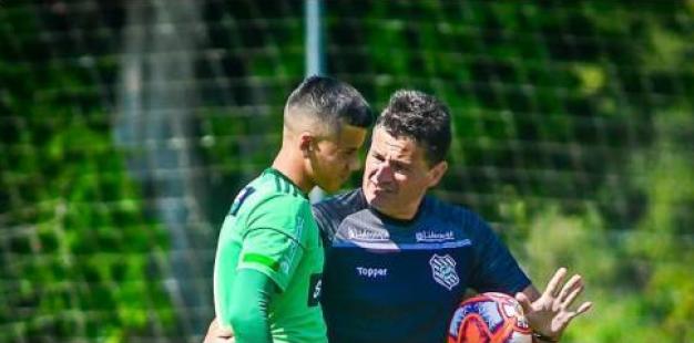 Após ser dispensado pelo Figueirense, goleiro da base assina com o Flamengo