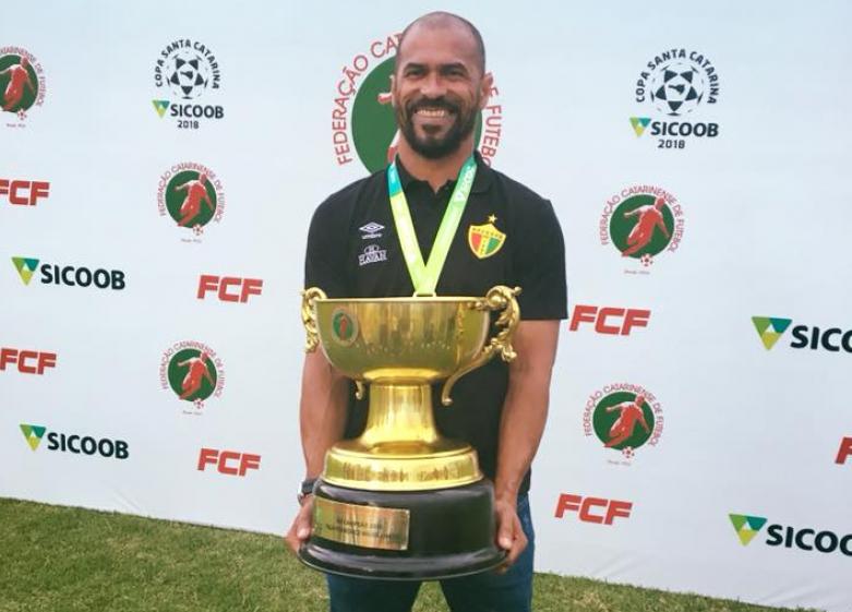 Comemorando 10 anos de carreira, ex-técnico do Avaí teme por volta precoce do futebol