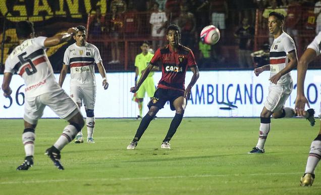 Clube do Brasileirão acerta pagamento de partes dos vencimentos de abril