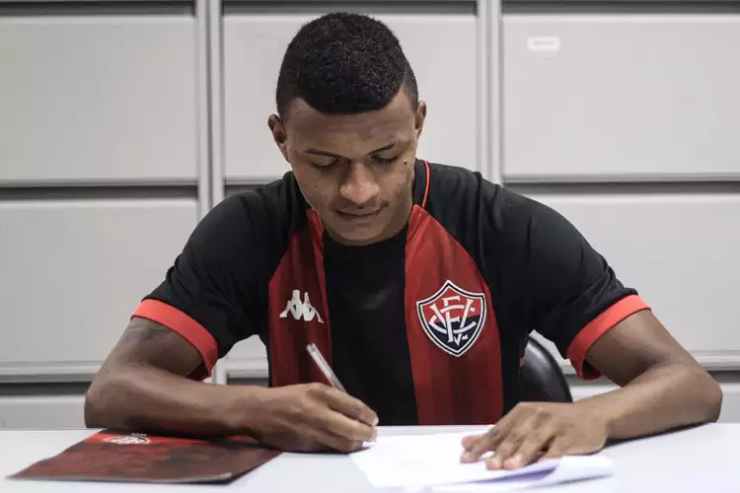 Destaque da última Série C pelo Globo, atacante deve trocar Vitória pelo Santa Cruz