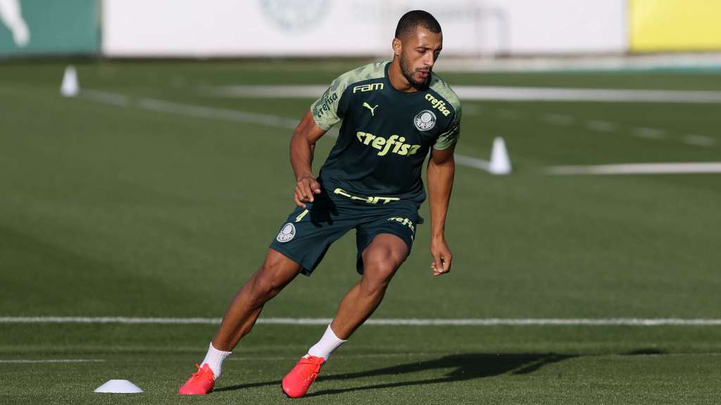 Volta dos treinos tem times confinados, longe de casa e cidades com risco