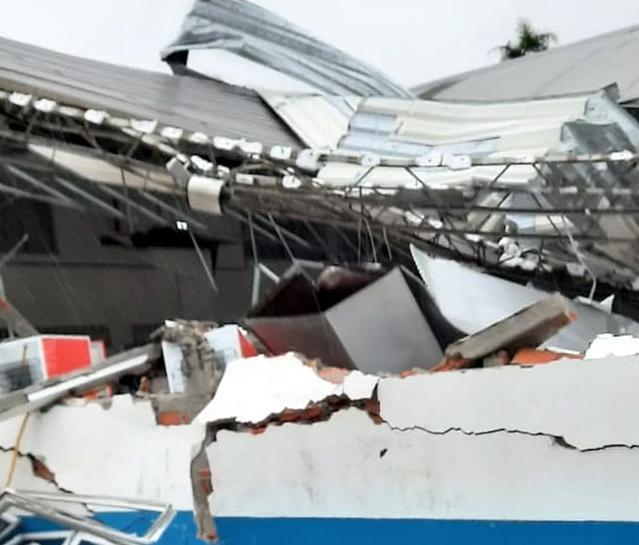 “Ciclone Bomba” derruba estrutura de campo de clube catarinense e fere dirigente