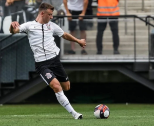 Corinthians recusa oferta de ex-dono do Milan por lateral
