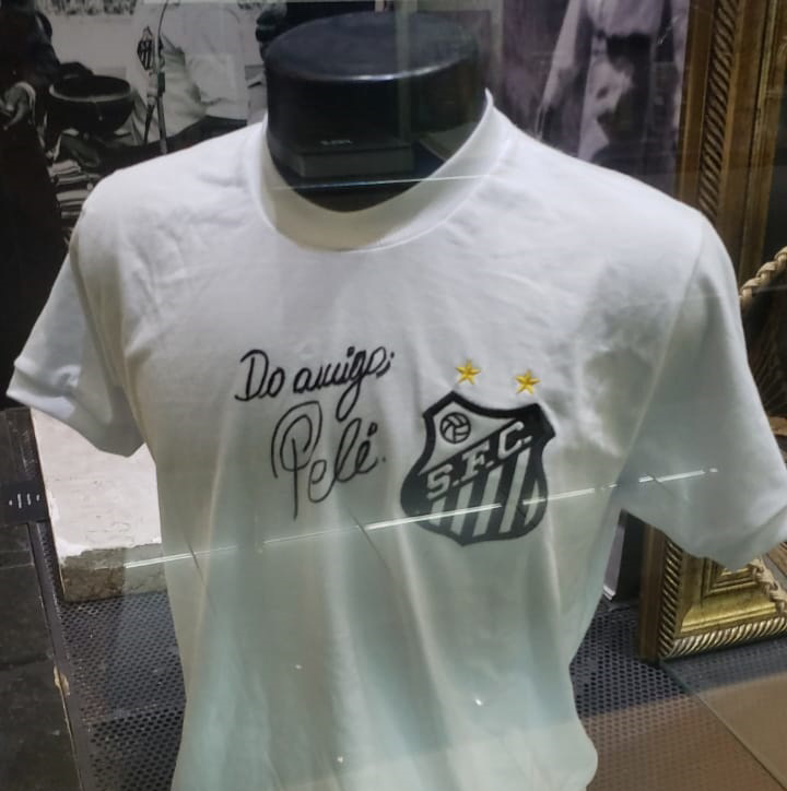 Memorial do Santos doa camisa assinada por Pelé para leilão da FPF