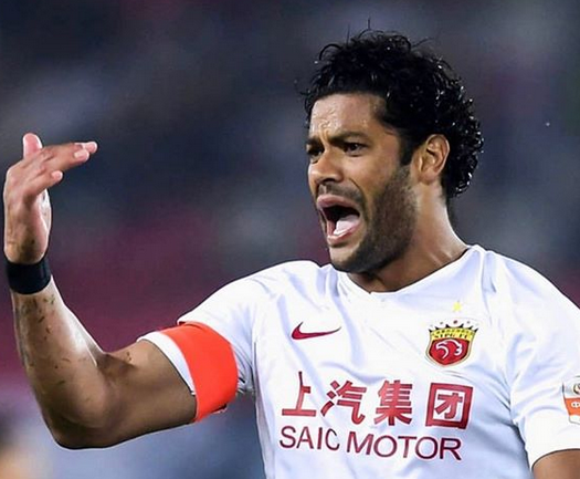 Ex-seleção, atacante milionário confirma que irmãs receberam auxílio emergencial