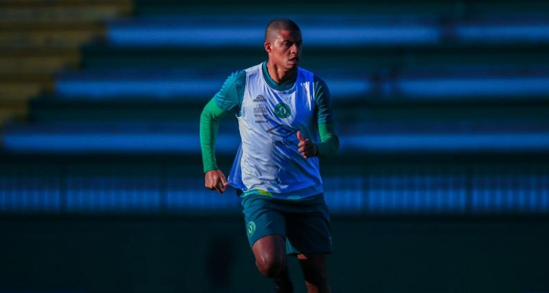 Joilson fala em ‘jogo diferente’ contra Avaí e exalta briga por posição na Chape