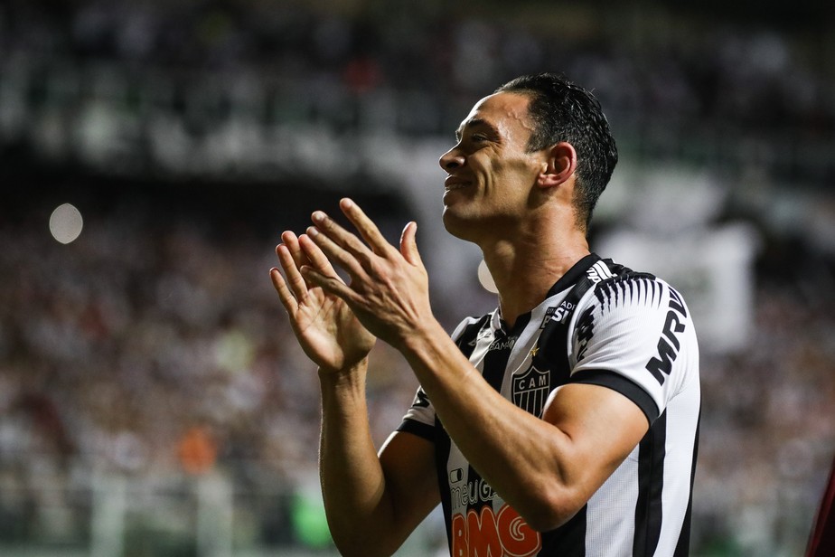 Santos se acerta com Ajax, deve quitar dívida na Fifa e artilheiro fica próximo