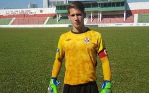 Com passagem por base de Santos e São Paulo, goleiro renova com time do Paulista A2
