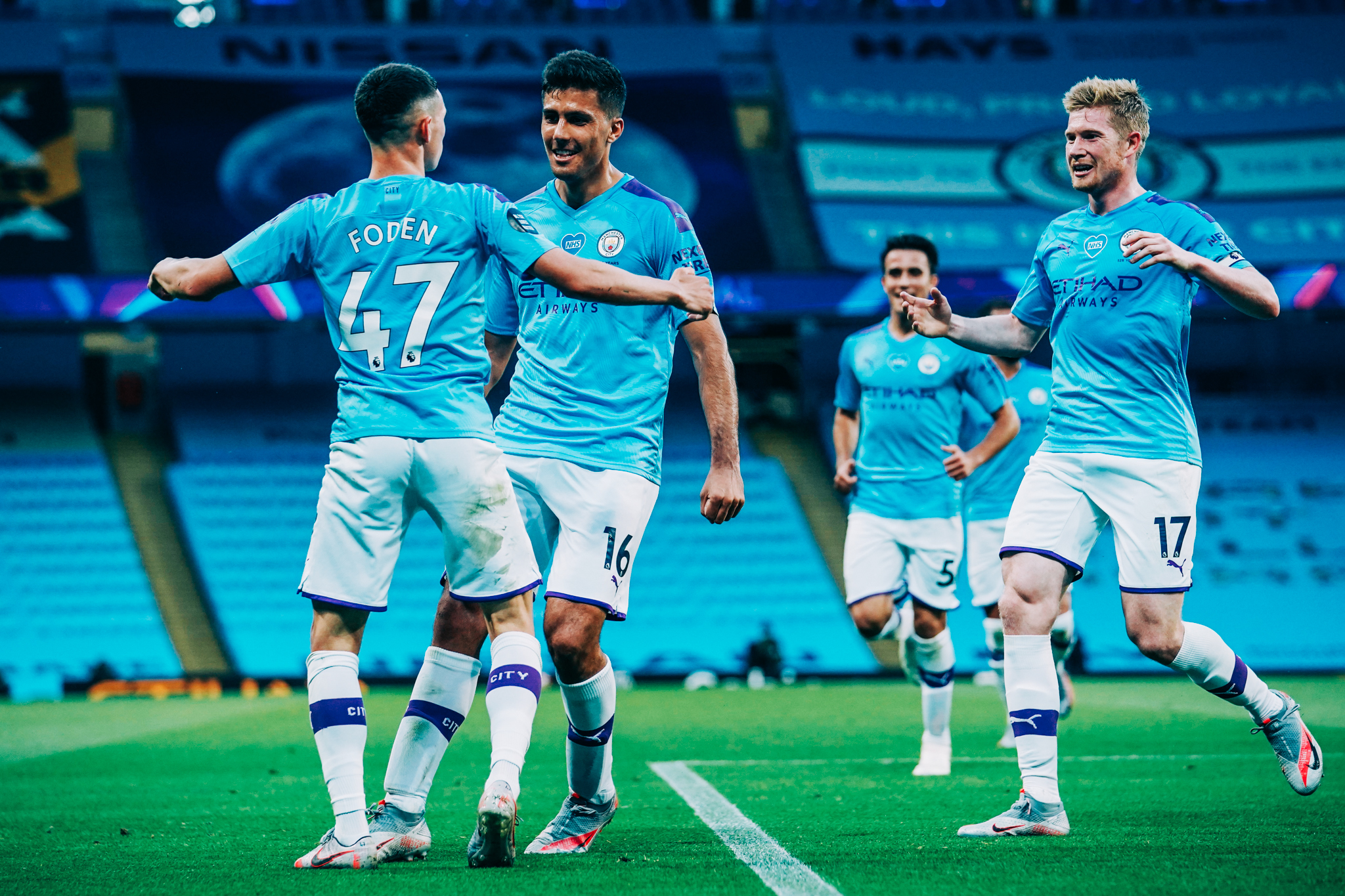 INGLÊS: City carimba a faixa do Liverpool e Tottenham cai fora de casa