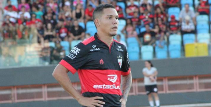 Clube do Brasileirão negocia volante com time da zona de rebaixamento do Português