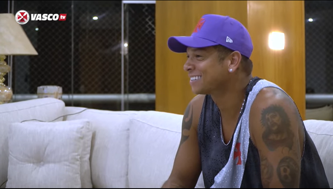 Com futuro incerto, Guarín ganha homenagem do Vasco com depoimento de ídolos