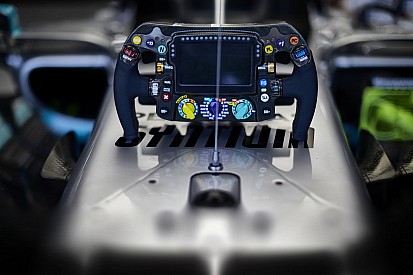 F1: Red Bull apresenta protesto contra o ‘volante tecnológico’ da Mercedes