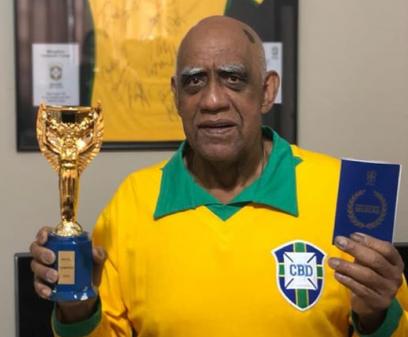 Campeão mundial se emociona ao receber da CBF uma réplica da Jules Rimet