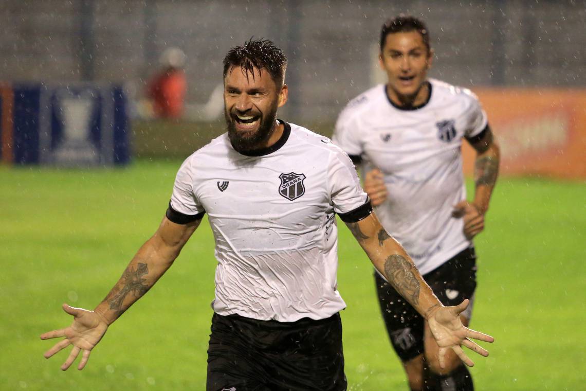 Que susto! Atacante dá a entender que sairia do Ceará e confunde torcida