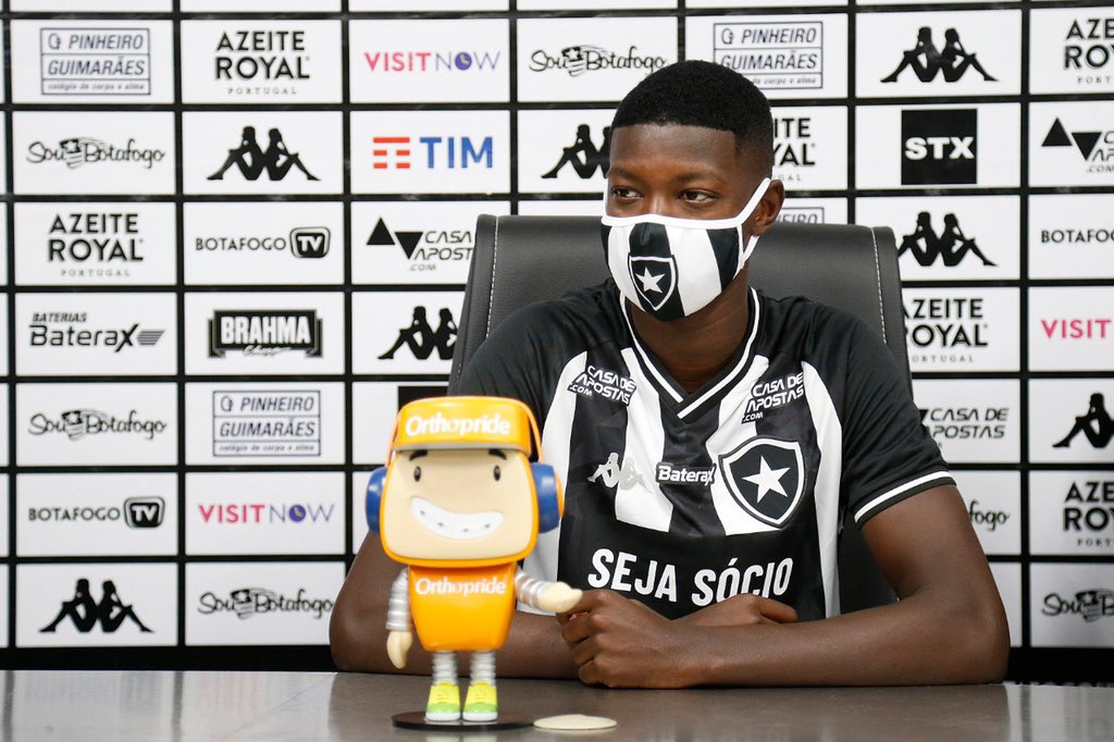 Botafogo apresenta atacante de rival do Carioca que já pode estrear no domingo