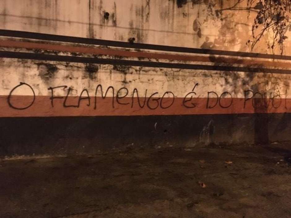 Muros da Gávea amanhecem pichados após Flamengo decidir cobrar por transmissão