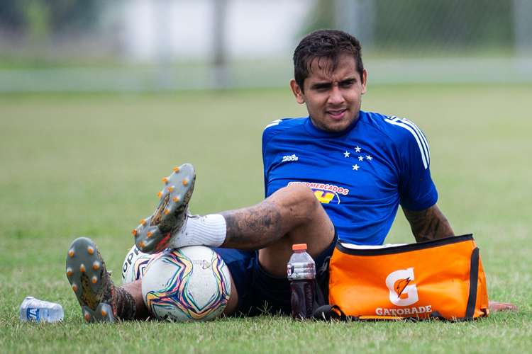 Atacante tem contrato rescindido com o Cruzeiro e retorna a time do Brasileirão