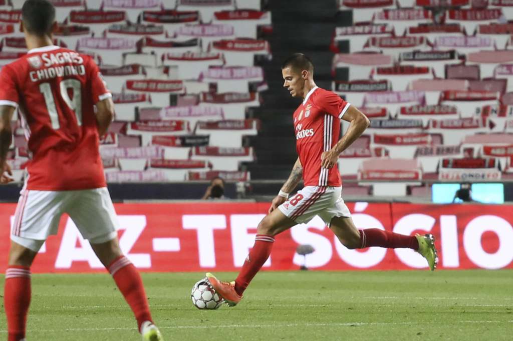 Benfica volta a vencer e segue na cola do líder Porto