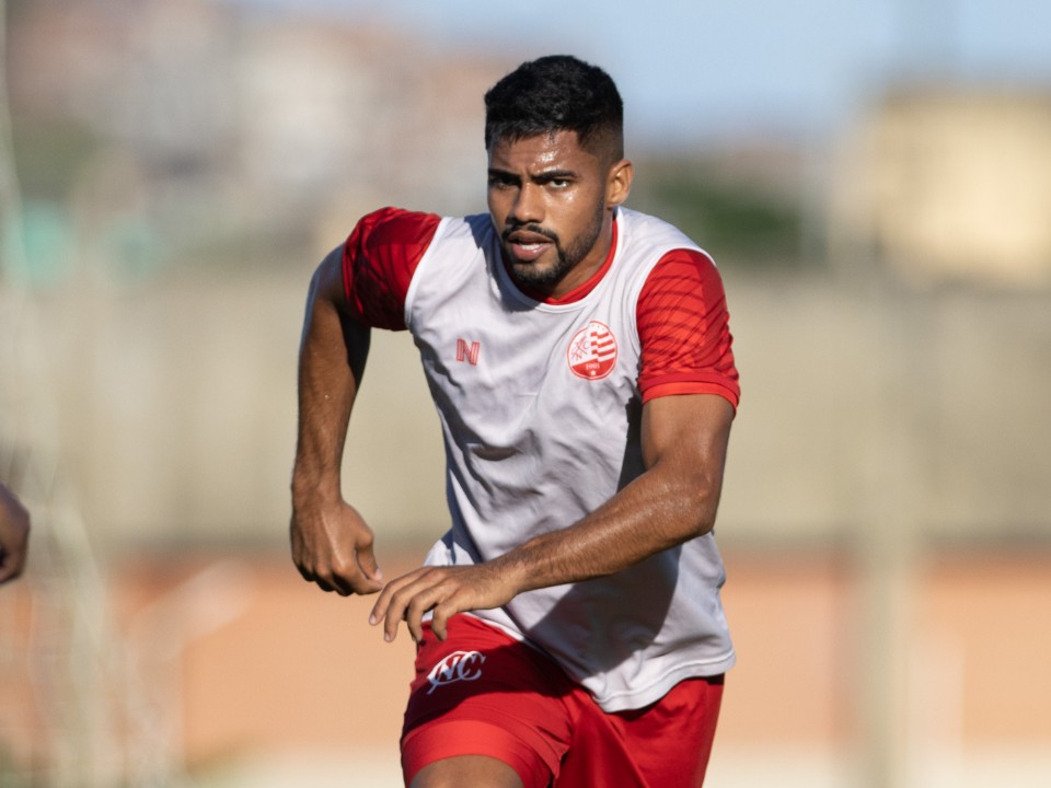 Pernambucano: Náutico testa, e lateral pode atuar em nova posição no retorno