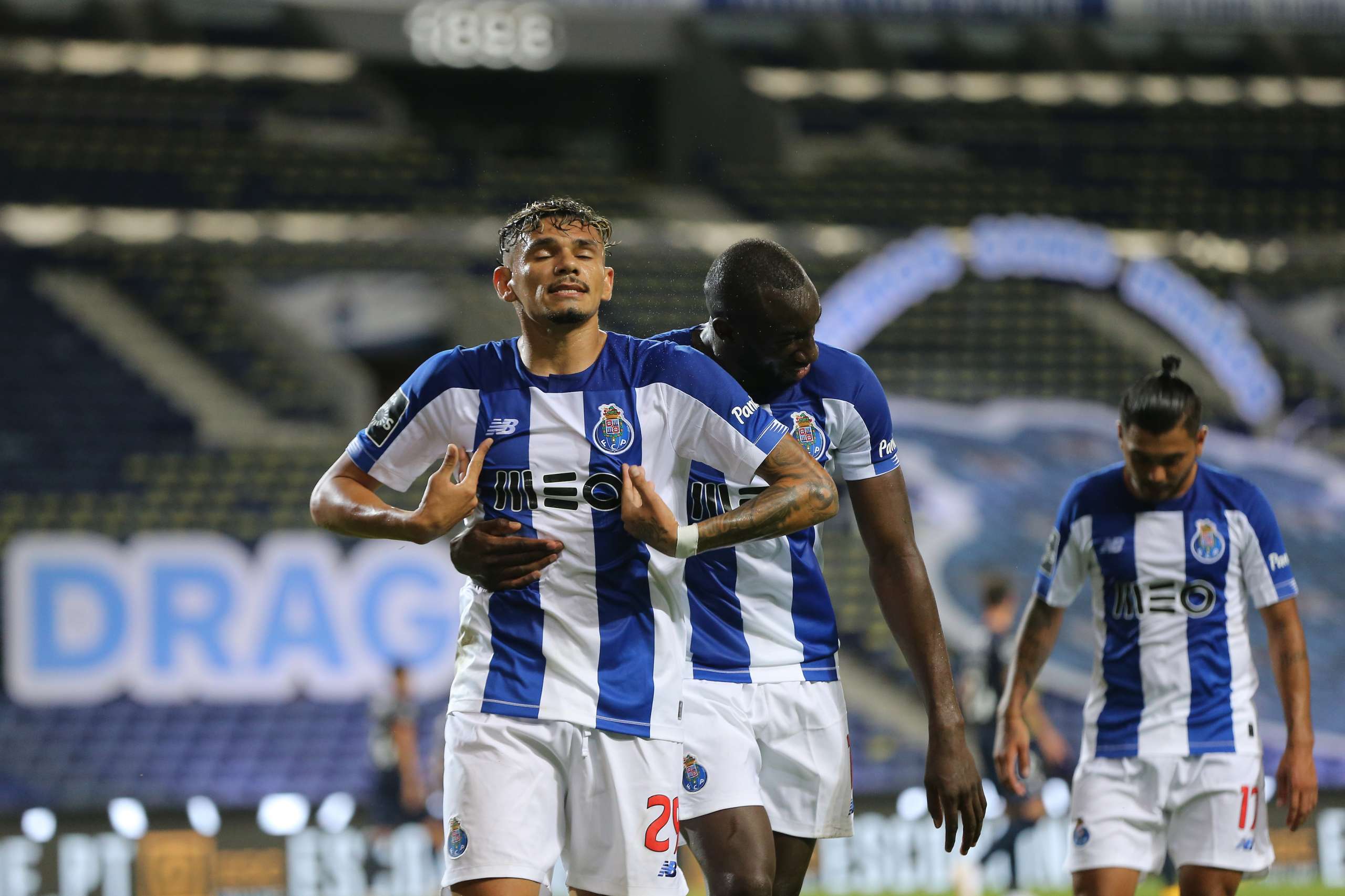 PORTUGUÊS: Porto faz 5 a 0 no Belenenses e segue em vantagem na briga pelo título