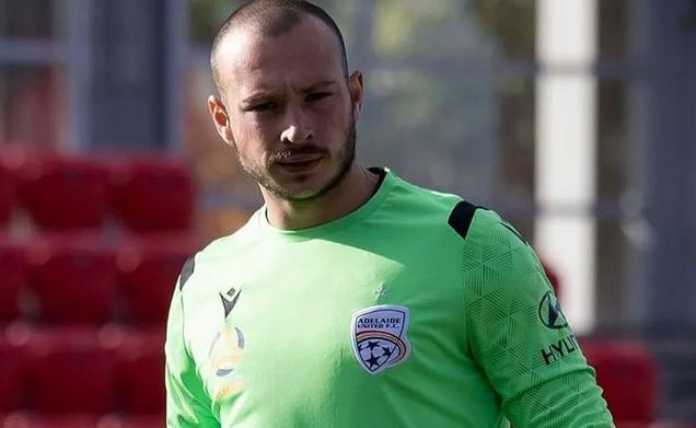 Goleiro pendura as luvas do futebol para lutar MMA