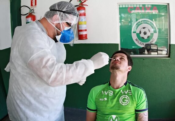 Time do Brasileirão afasta dois jogadores que testaram positivo para Covid-19