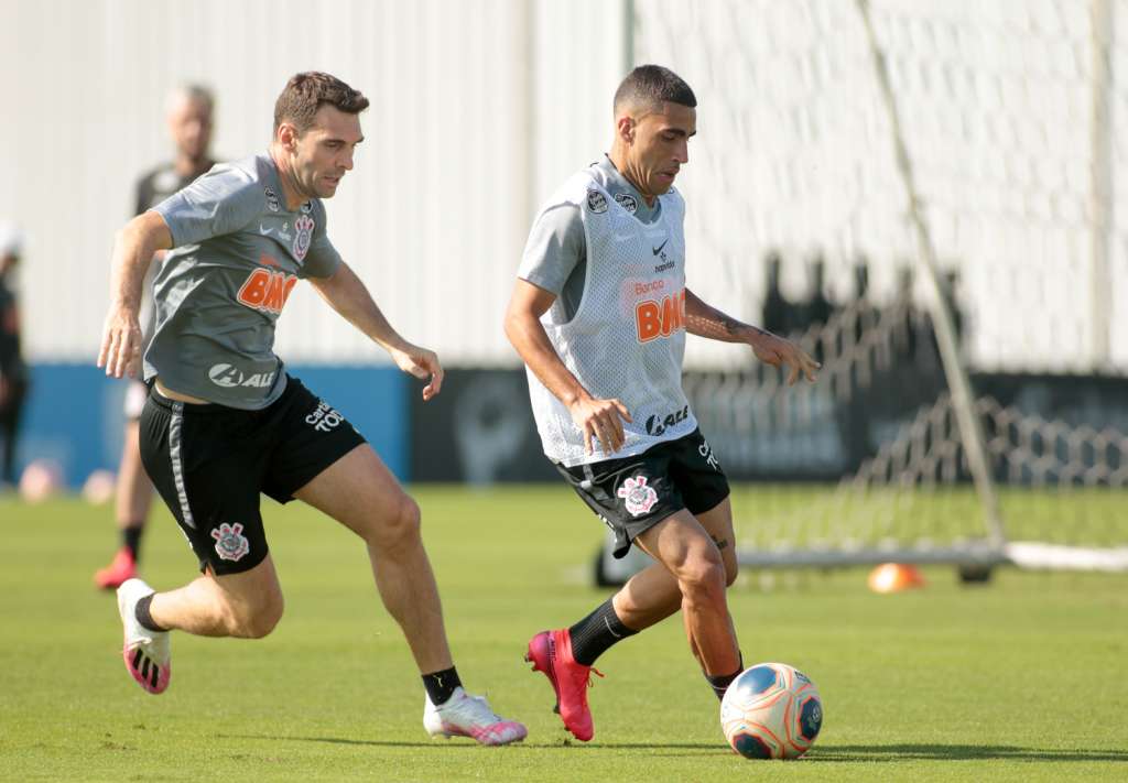 Focado no retorno do Paulistão, Tiago Nunes faz testes no Corinthians em coletivo