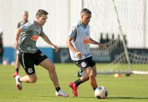 Focado no retorno do Paulistão, Tiago Nunes faz testes no Corinthians em coletivo