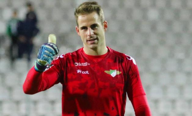 Português: Ex-XV de Piracicaba, goleiro segura o Sporting e chega a 113 defesas