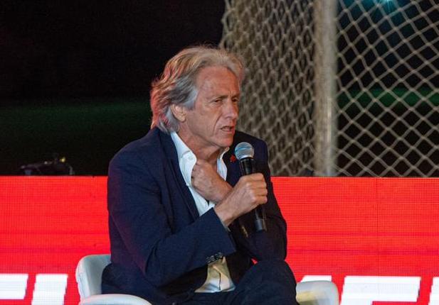 Com interesse em Jesus, time europeu confirma auxiliar no comando até fim da temporada