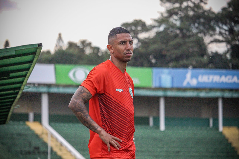 Otimista para Série B, zagueiro projeta concorrência no Guarani: ‘Grande e sadia’