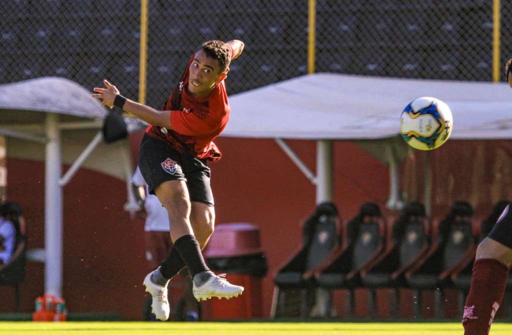 Caíque Souza ficará no Vitória até 2022