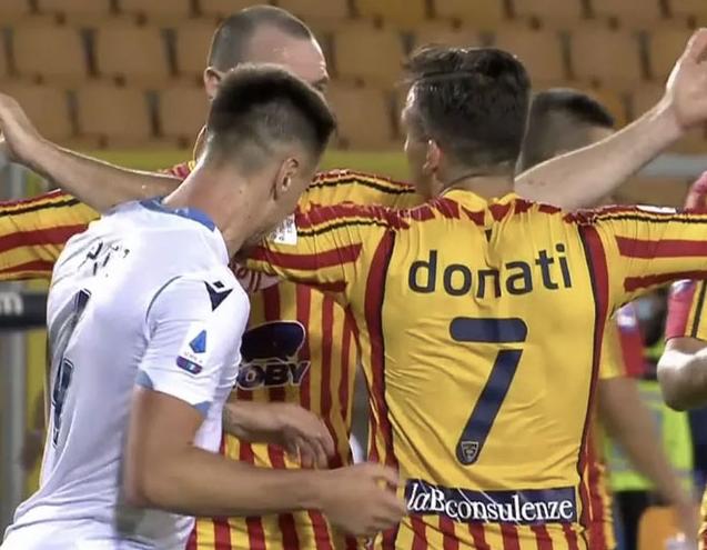 Suárez deu like! Após mordida em adversário, zagueiro é expulso no Italiano