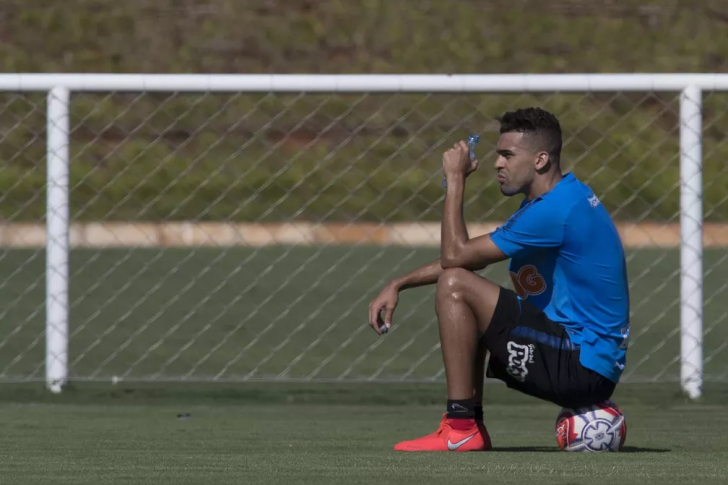 Corinthians tem volta de Léo Santos em treino com elenco dividido por setores