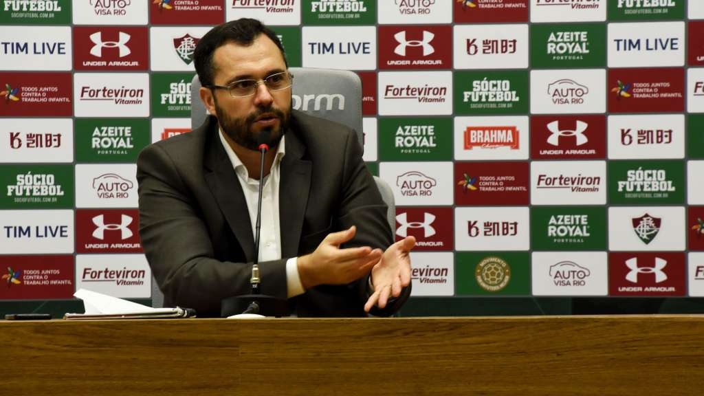 Presidente do Flu faz postagem nas redes e chama transmissão da FERJ de 'gato' Presidente do Flu faz postagem nas redes e chama transmissão da FERJ de 'gato'