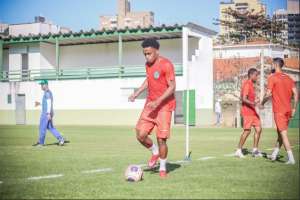 Ex-Athletico se coloca à disposição de Carpini para defender o Guarani no Paulista