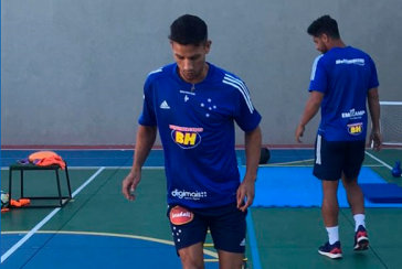 Após acidente, ex-Santos retoma treinos em casa com fisioterapeuta de time da Série B