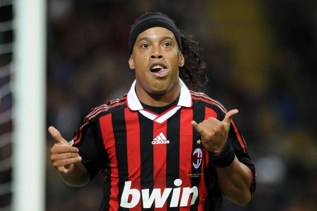 Ronaldinho Gaúcho com a camisa do Milan